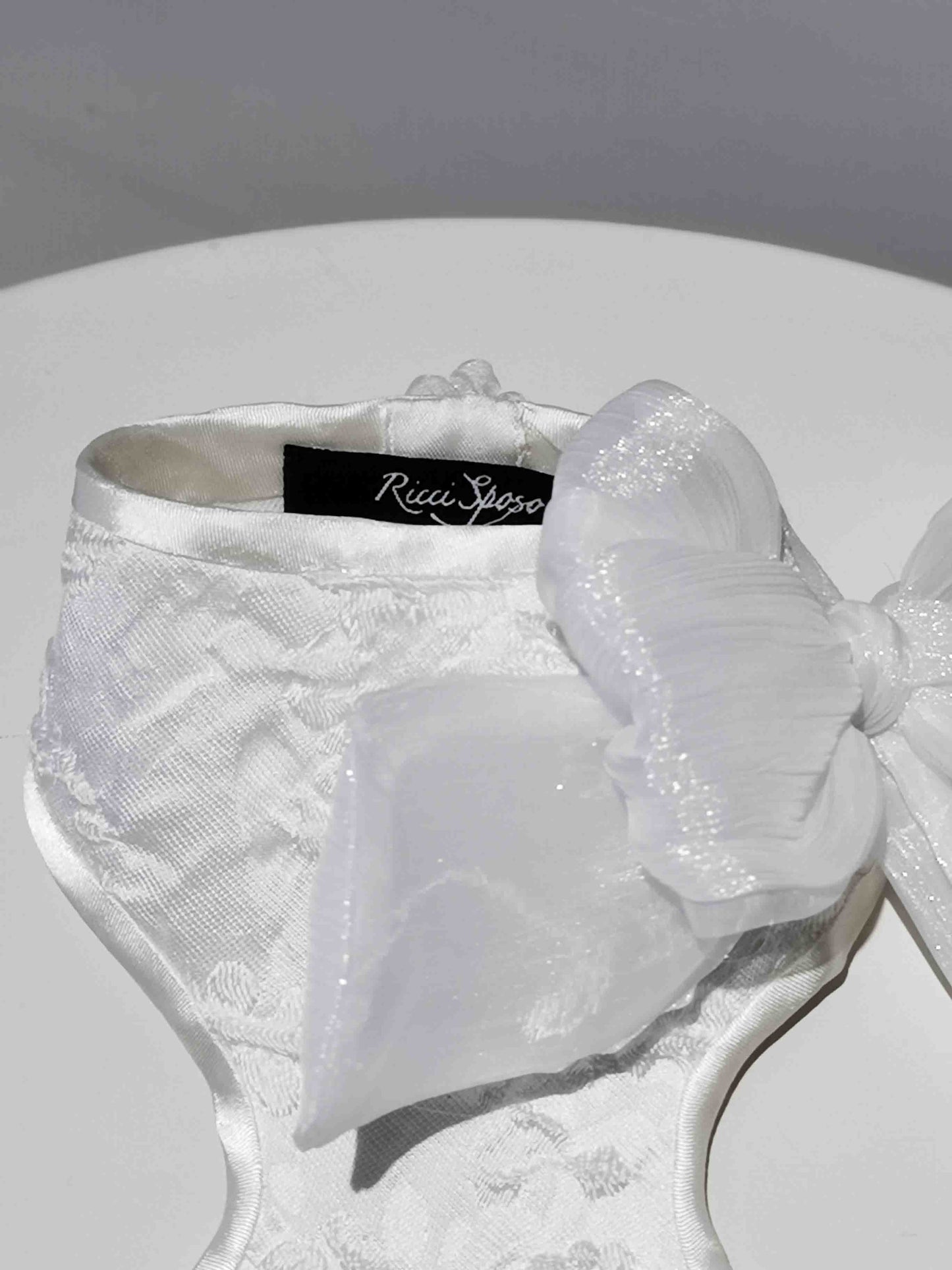 Luxurious fabrics can include rich silks, soft velvets or delicate lace, adding a touch of sophistication.