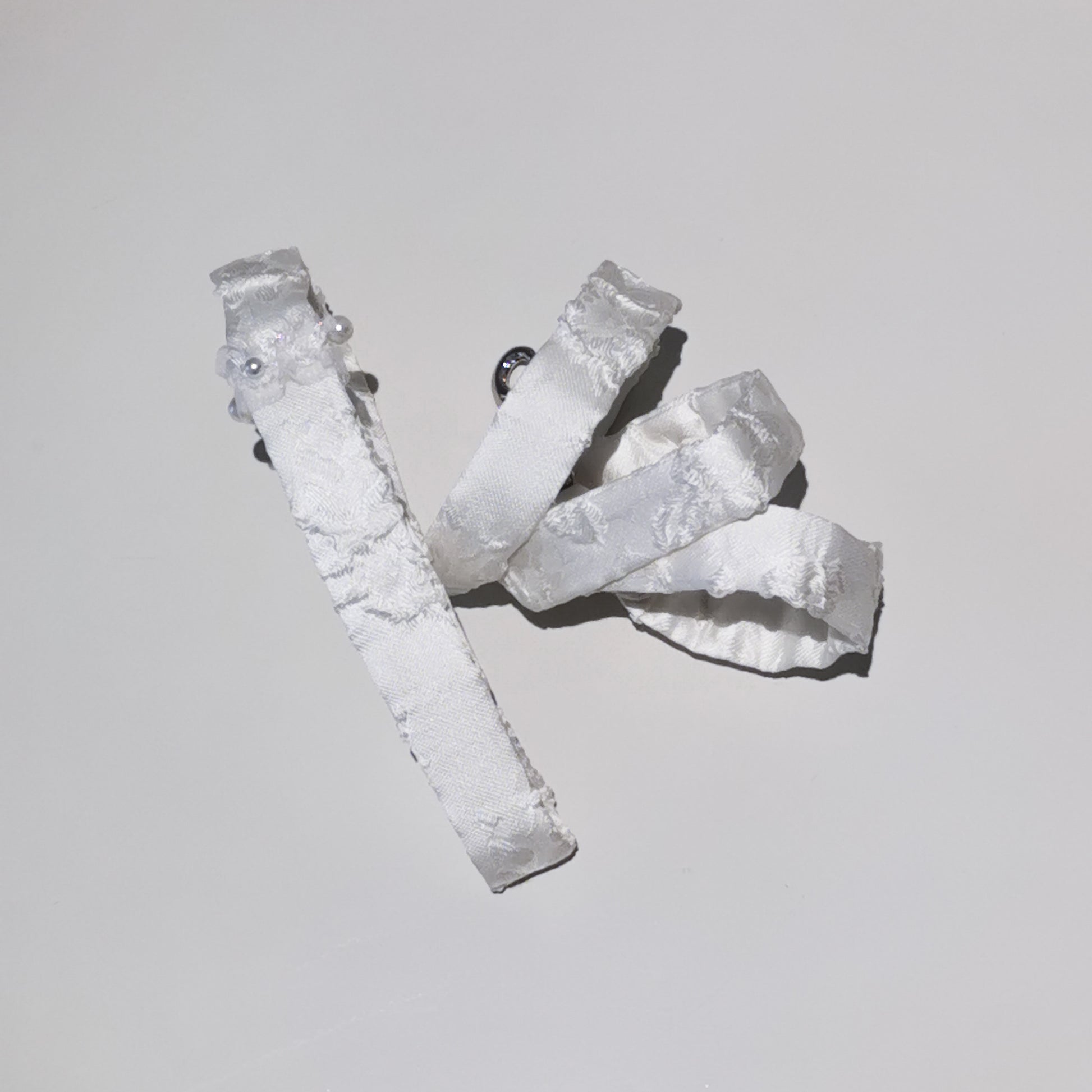 Guinzaglio per gatti elegante, fatto a mano, tessuto bianco con perle