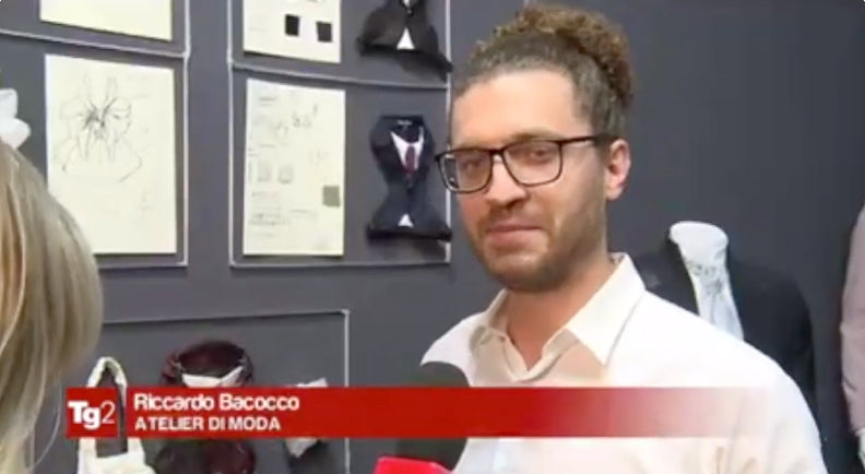 Carica il video: Intervista al telegiornale italiano TG2 a Riccardo Bacocco, proprietario dell&#39;atelier Ricci Pet