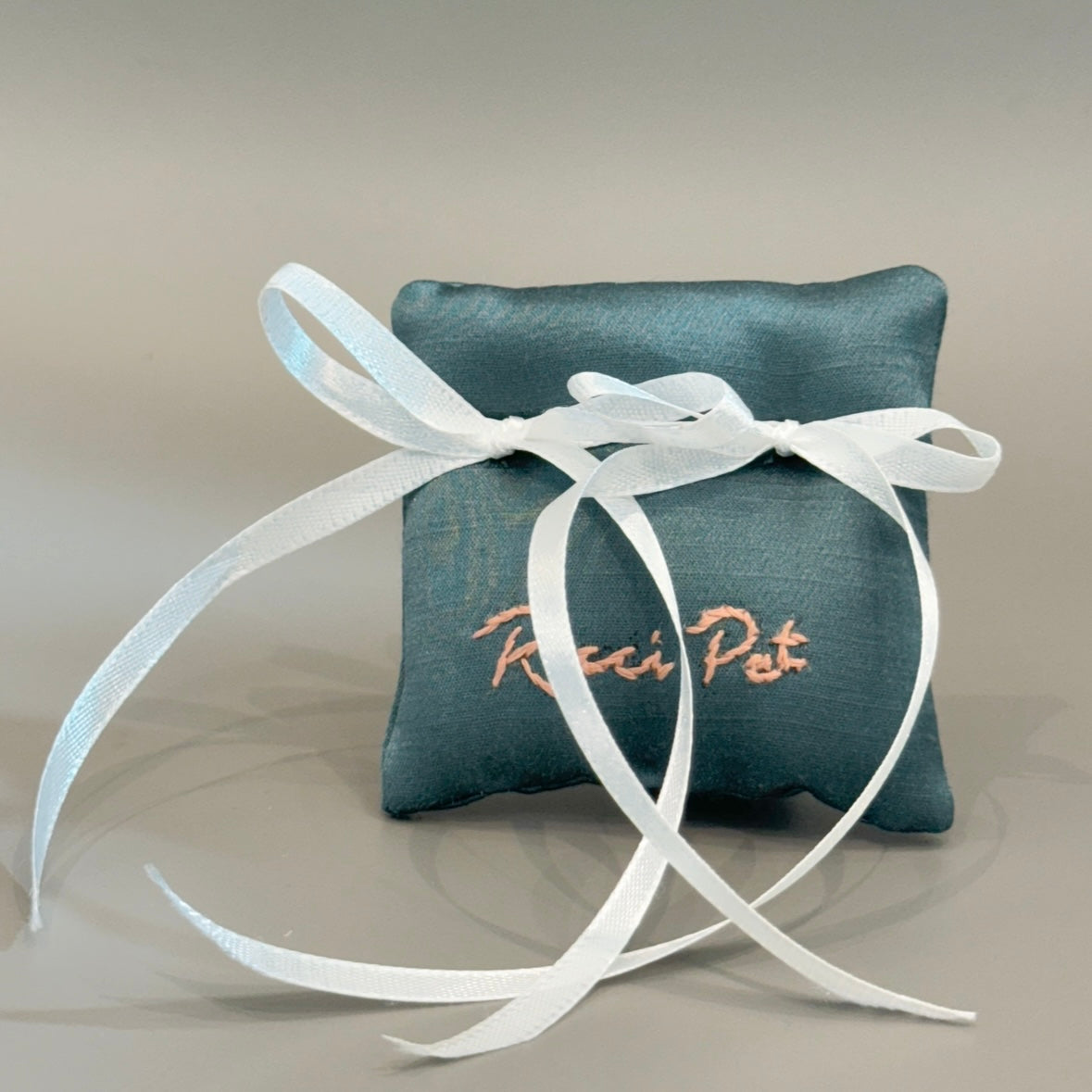 Presenting our exquisite green ring bearer cushion for your four-legged companion! This accessory is ideal for your ring bearer dog, adding flair to their attire alongside a tuxedo. Elevate your pet's presence at your wedding with this delightful addition to their collection of dog wedding clothes.