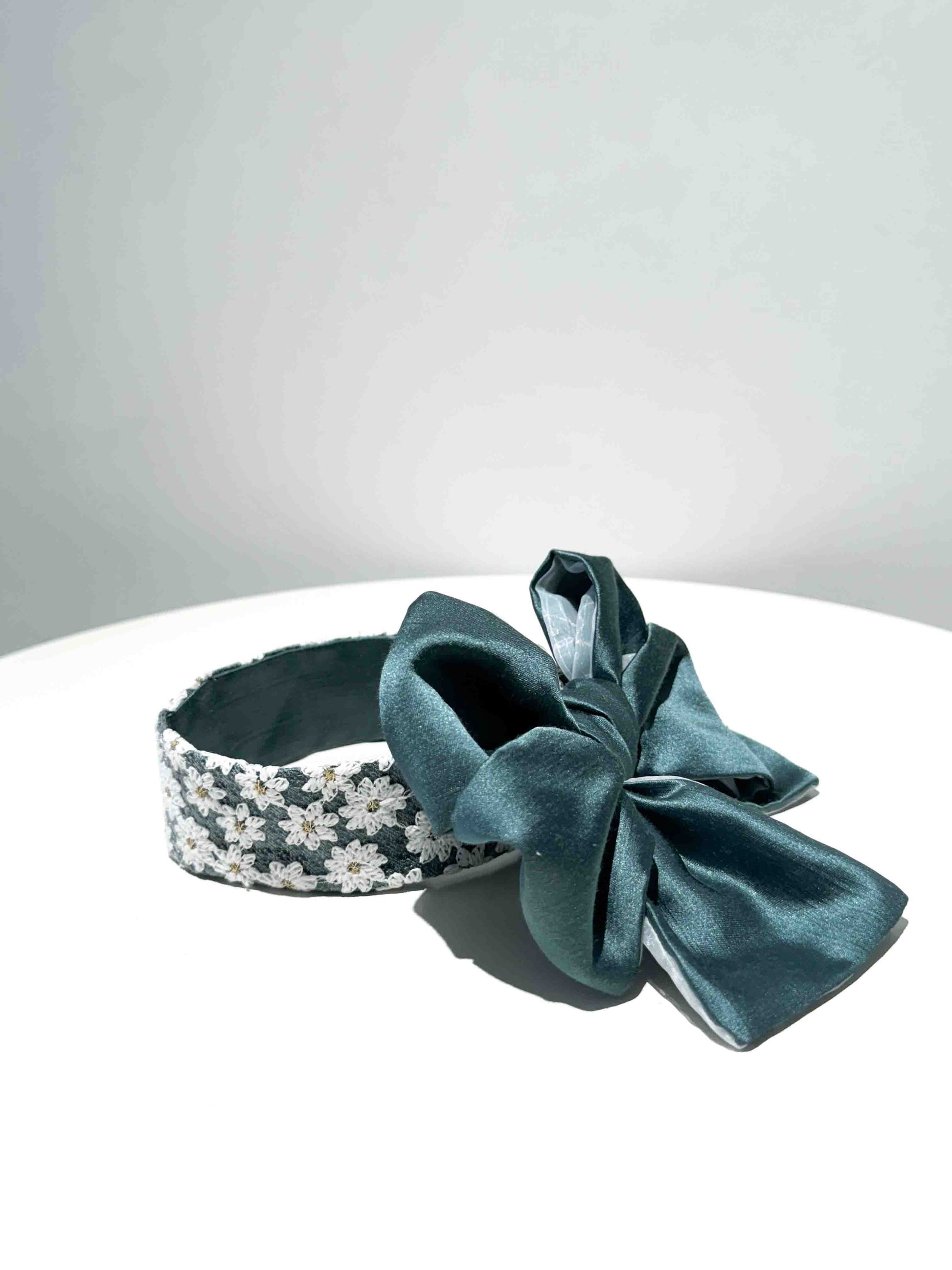 elegant collar for dogs with flowers and large bow