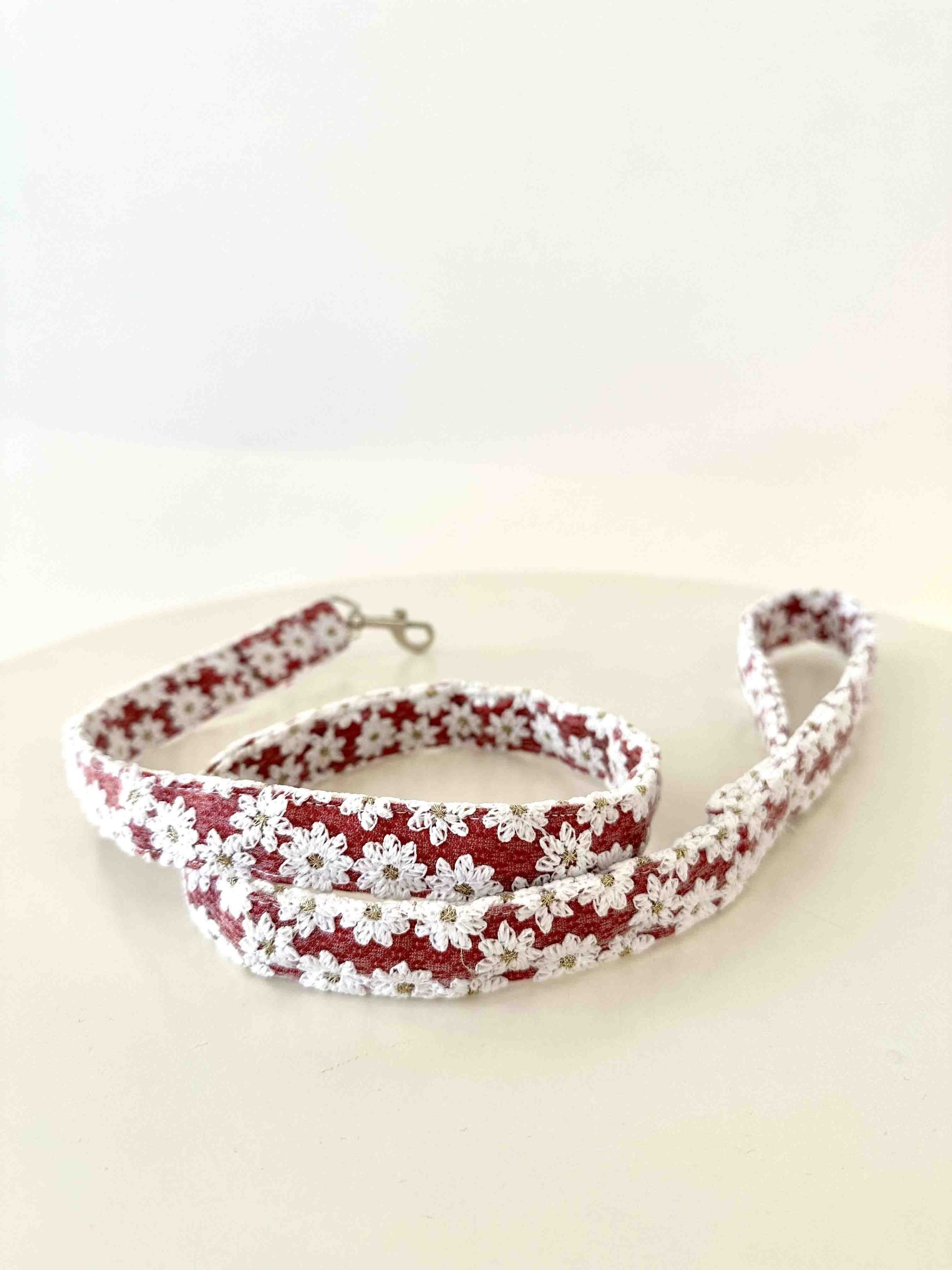 dog leash with flowers to match a bride dress or harness